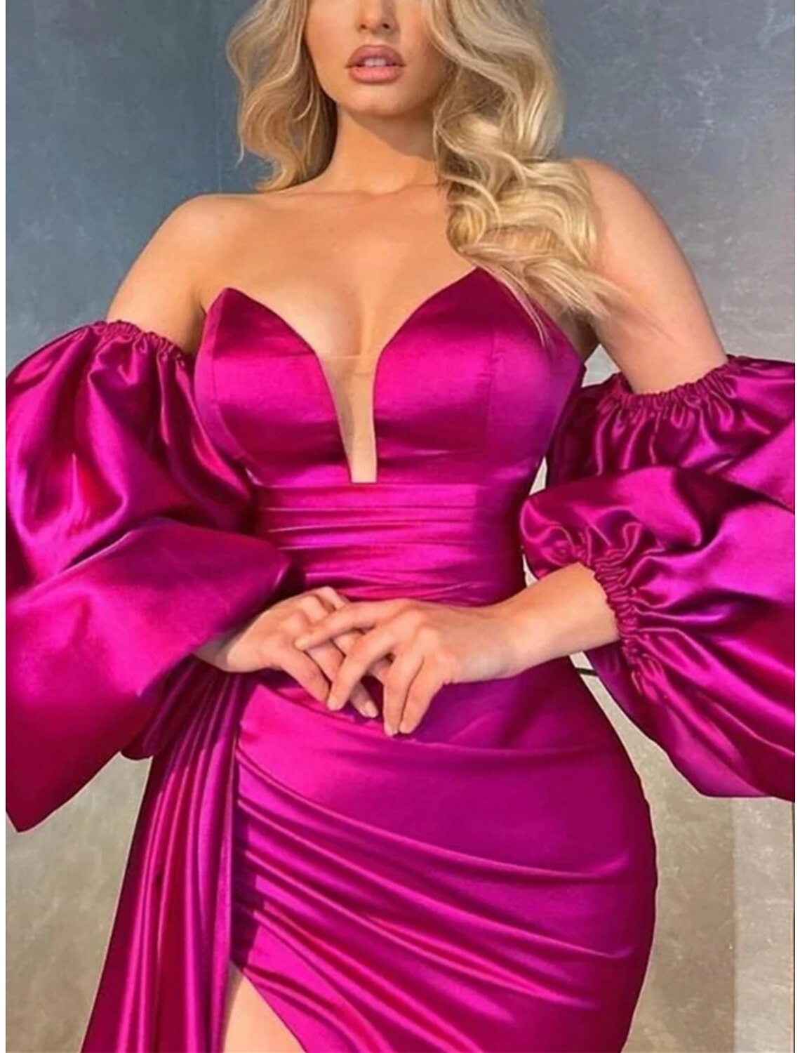 Abito da sera a trapezio, elegante, formale, con strascico a corte, manica lunga, scollo a cuore, in raso con pieghe e spacco arricciato